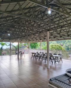 CigunturAlvaro Resort Bukit Angin的庭院中一个带桌椅的凉亭 更多9张照片