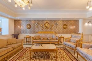 a living room with couches and a table at Nabeel Homes - Four Seasons City View Residence in Alexandria