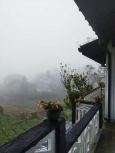 ヌワラエリヤにあるDark Cool Villa Nuwaraeliyaの花の家のバルコニー