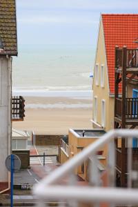 a view of the beach from a balcony at Appartement Duplex -Vue sur mer- à 100 m de la plage in Le Portel
