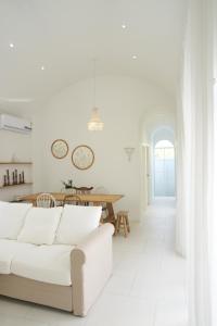 Biały salon z białą kanapą i stołem w obiekcie Za-Ngob 39 Luxury 3BR Pool Villa with Mountain View w mieście Ban Phra Phutthabat Mai