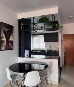 a kitchen with a table and chairs in a room at Belo Apartmento Bosque da Saúde in Cuiabá