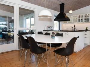 Η κουζίνα ή μικρή κουζίνα στο 8 person holiday home in Ebeltoft-By Traum +19 φωτογραφίες