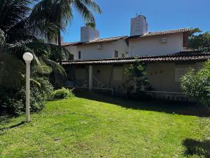 a house with a street light in the yard at Casa 01 simples e aconchegante em Maragogi in Maragogi