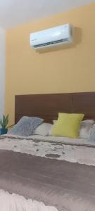 una camera da letto con un letto con una luce sul muro di Tesoro Palmas Resort a Mazatlán