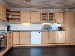 Η κουζίνα ή μικρή κουζίνα στο 18 person holiday home in Rømø-By Traum +24 φωτογραφίες