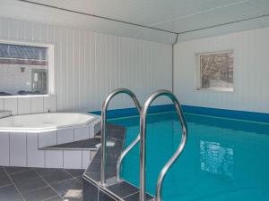 Πισίνα στο ή κοντά στο 18 person holiday home in Rømø-By Traum