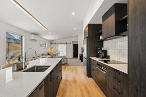 Η κουζίνα ή μικρή κουζίνα στο Cromwell Haven - Cromwell Holiday Home +6 φωτογραφίες