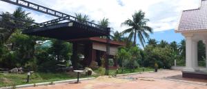 un bâtiment avec une passerelle au-dessus dans un parc dans l'établissement Khách sạn Lavender Hoa châu resort, 