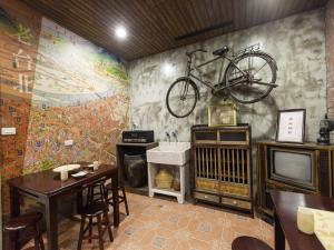 Jian Shan Hotel في تايبيه: غرفة معلقة على الحائط دراجة