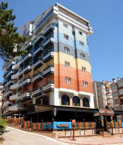 Safran City Hotel&SPA في سافرانبولو: مبنى على شارع وامامه سياج