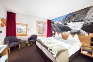 Postel nebo postele na pokoji v ubytování Hotel Garni Chesa Mulin