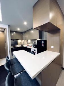 Η κουζίνα ή μικρή κουζίνα στο Garnet Homes at R&F - free WiFi and 1 Car Park