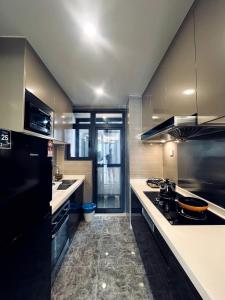 Η κουζίνα ή μικρή κουζίνα στο Topaz Homes at R&F - free WiFi and 1 Car Park +31 φωτογραφίες