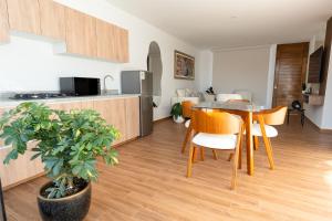 a kitchen and dining room with a table and chairs at Casa laguna in Ica +6 photos