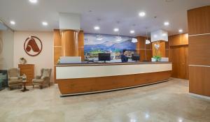 eine Lobby eines Krankenhauses mit einer Rezeption in der Unterkunft Hotel La Serrana, antiguo 40 Nudos in Avilés