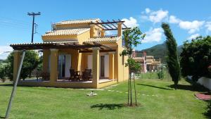 A general mountain view or a mountain view taken from A villát