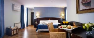una camera d'albergo con letto e tavolo con tavolo di Hotel 40 Nudos ad Avilés