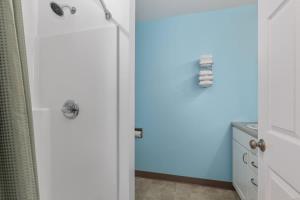 bagno con doccia e porta bianca di King suite with Lake View a Lake City