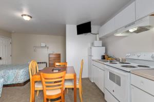 una cucina e una sala da pranzo con tavolo e sedie di Cozy Lakeview suite with Kitchenette a Lake City