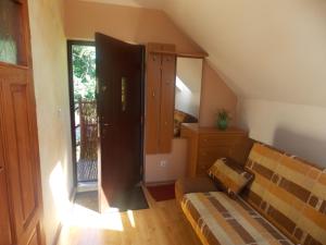sala de estar con sofá y puerta corredera de cristal en Mazury Home en Giżycko
