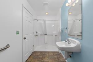 un bagno bianco con lavandino e doccia di The Hideaway suite a Lake City