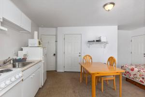 una cucina con tavolo e una sala da pranzo con letto di Double Bed Suite with Full Kitchen a Lake City