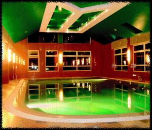 una piscina en un edificio con iluminación verde en Solnichnaia Dolyna, en Polyana