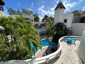 a resort with a swimming pool and palm trees at blue angel 22 a unos paso de la 5v y la playa in Playa del Carmen