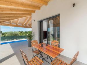 Piscina de la sau aproape de Villa in Novigrad with Private Pool and Beach