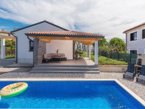 Piscina de la sau aproape de Villa in Novigrad with Private Pool and Beach