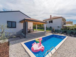 Piscina de la sau aproape de Villa in Novigrad with Private Pool and Beach +32 fotografii