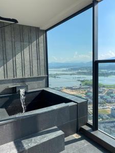 einen Brunnen in der Mitte eines Gebäudes in der Unterkunft Căn hộ 1 phòng ngủ Wyndham Lynn Times Thanh Thủy in Phú Thọ