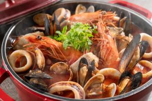 ein Topf mit Essen, Meeresfrüchten und Muscheln in der Unterkunft KAMENOI HOTEL Aomori Makado in Noheji