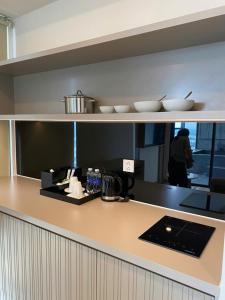 eine Küche mit einer Theke mit Schalen und Geschirr darauf in der Unterkunft Căn hộ 1 phòng ngủ Wyndham Lynn Times Thanh Thủy in Phú Thọ