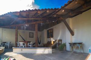 eine Terrasse eines Hauses mit einer hölzernen Pergola in der Unterkunft Hotel Casa Boquita Estudios equipados con alberca y jacuzzi in Zihuatanejo