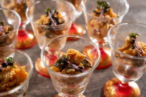 eine Gruppe Gläser gefüllt mit Essen auf einem Tisch in der Unterkunft KAMENOI HOTEL Aomori Makado in Noheji