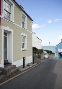 une maison au bord d'une rue dans l'établissement 3 Prospect Place, New Quay, sleeps 6, parking, sea views, dog friendly, à New Quay