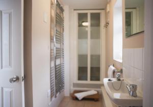 une salle de bain blanche avec un lavabo et un miroir dans l'établissement 3 Prospect Place, New Quay, sleeps 6, parking, sea views, dog friendly, à New Quay 11 autres photos