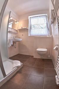 バート・ベヴェンセンにあるHotel-Pension Elfiのバスルーム(トイレ、洗面台付)、窓が備わります。