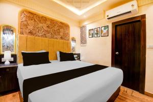 a bedroom with a large bed in a room at Super OYO Townhouse Varanasi Railway Junction in Varanasi