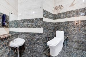 Un baño de Hotel O Sector 121 Gaur City Mall Noida Formerly Royal FNG