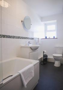 une salle de bain avec une baignoire, un lavabo et des toilettes dans l'établissement 3 Prospect Place, New Quay, sleeps 6, parking, sea views, dog friendly, à New Quay