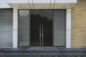 uma porta de vidro na lateral de um prédio em Super Hotel O Subedarganj Railway Junction Formerly Krishna Inn em Prayagraj mais 27 fotografias