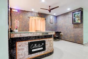 Super Collection O Rama Lakshmana Junction Srikakulam في Srīkākulam: حمام به علامة على الحائط