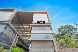 a building with a hilton sign on top of it at Super Hotel O Ugat Canal Surat Formerly Royal Orbit in Rānder +21 photos
