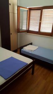een kamer met 2 bedden en 2 ramen bij Apartment Marijo in Split