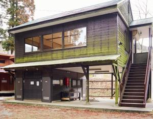 Manakogi no Ko Land Campsite - Vacation STAY 23397v的一座绿色房子,前面有楼梯