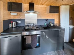 Kuchyň nebo kuchyňský kout v ubytování The Homestead Compact