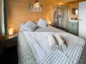 Postel nebo postele na pokoji v ubytování The Homestead Compact